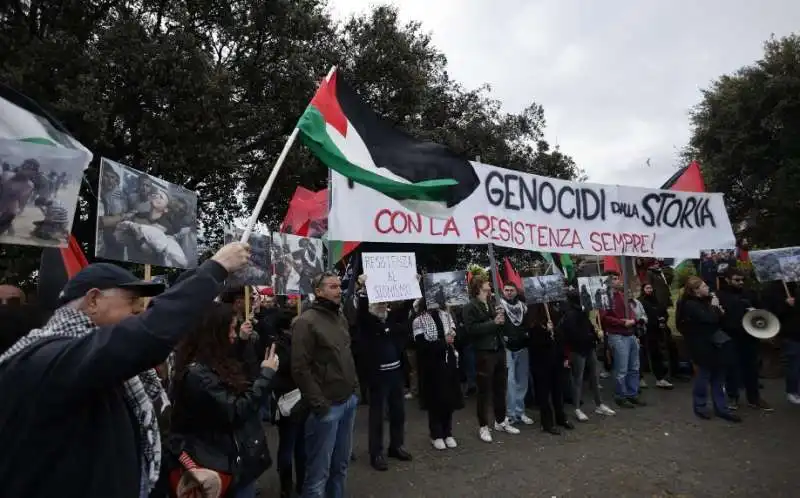 tensione tra filo palestinesi e brigata ebraica   corteo 25 aprile 2024   roma   3