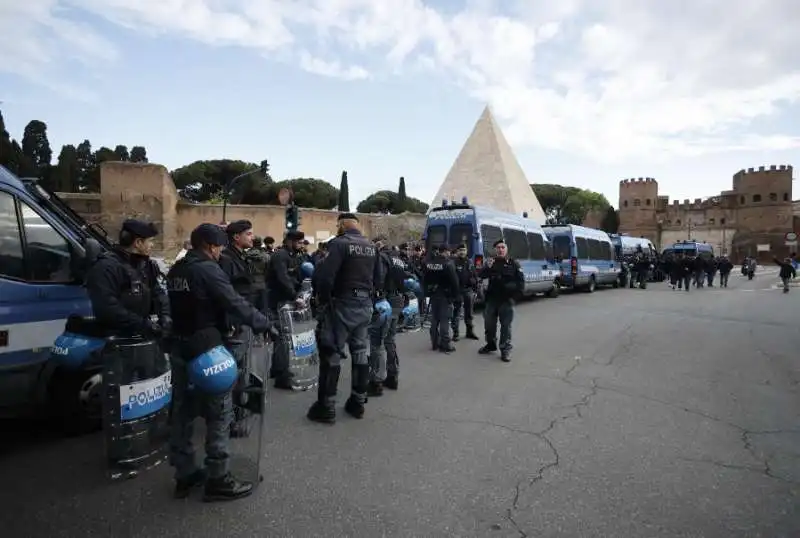 tensione tra filo palestinesi e brigata ebraica   corteo 25 aprile 2024   roma   7