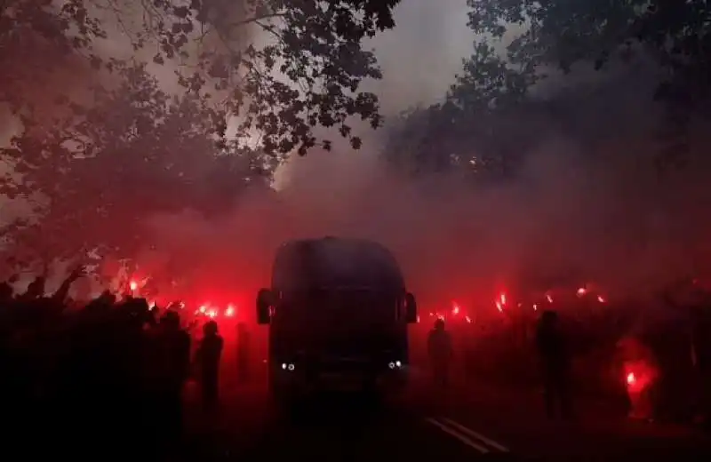 tifosi del barcellona lanciano oggetti contro il bus della squadra 