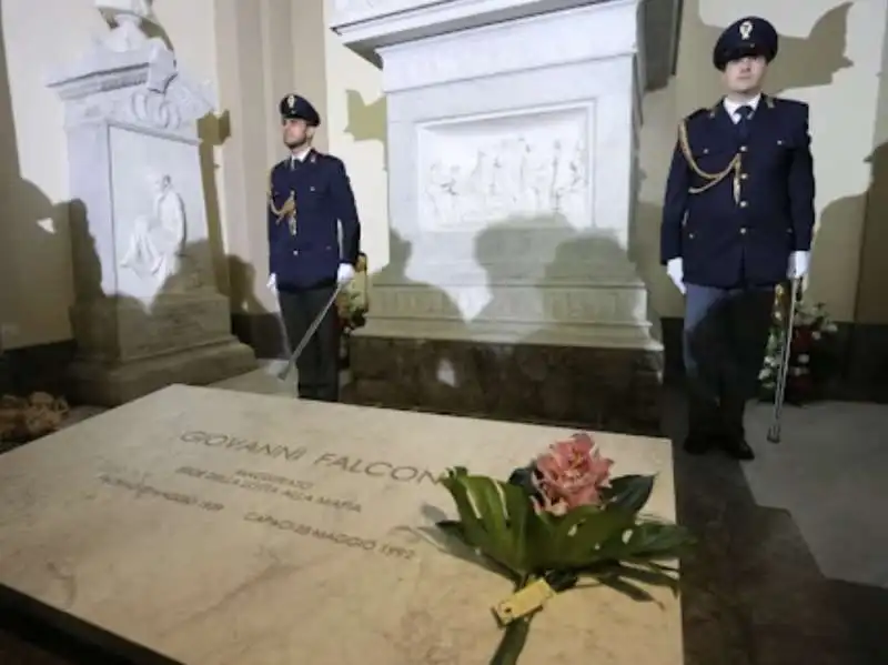 tomba di giovanni falcone alla chiesa di san domenico a palermo  