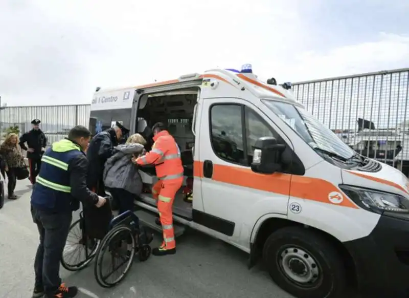 traghetto si schianta al porto di napoli   2