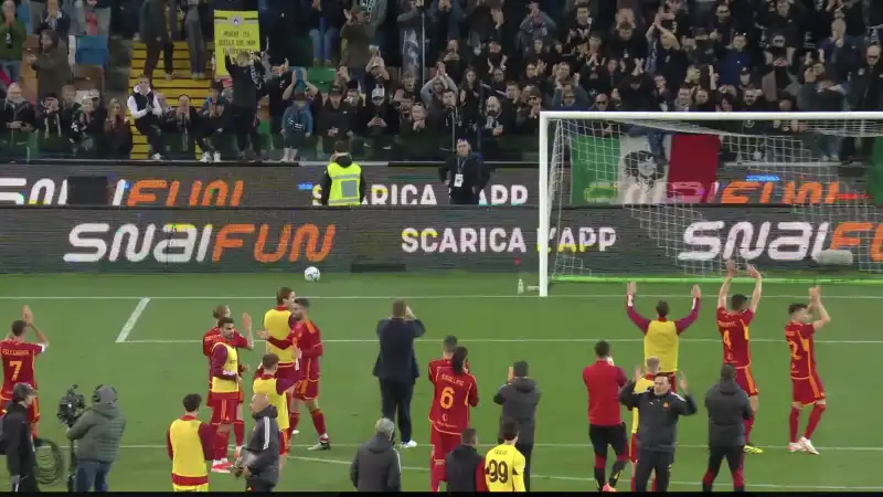 udinese roma applausi dei giallorossi al pubblico di udine