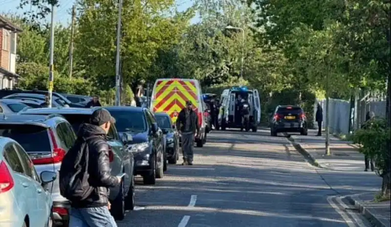 uomo con una katana accoltella 4 persone a londra a Hainault 