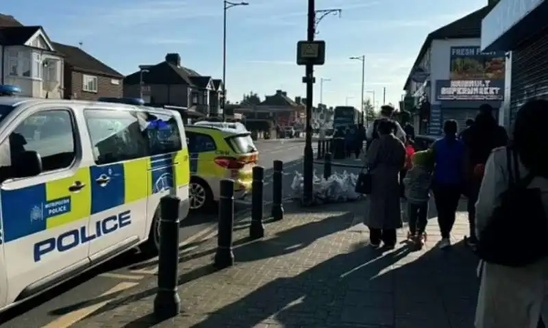 uomo con una katana accoltella 4 persone a londra a Hainault 