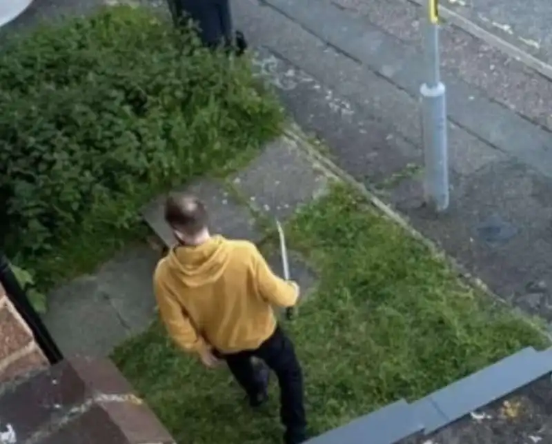 uomo con una katana accoltella 4 persone a londra a Hainault

