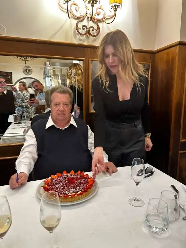 vittorio cecchi gori e rita rusic con la torta