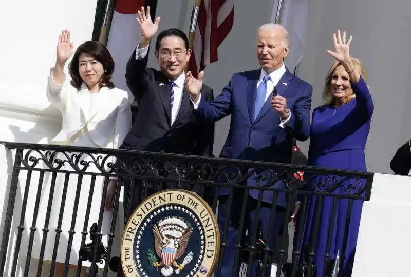 yuko e fumio kishida con joe e jill biden 