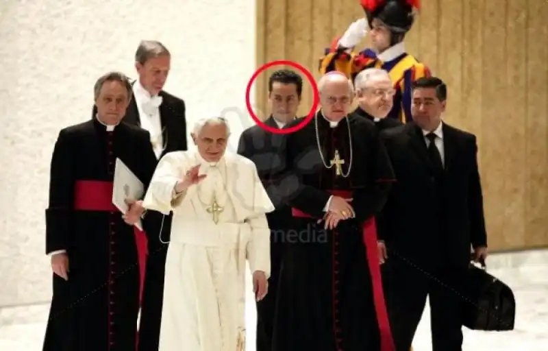 IL PAPA E PAOLO GABRIELE jpeg