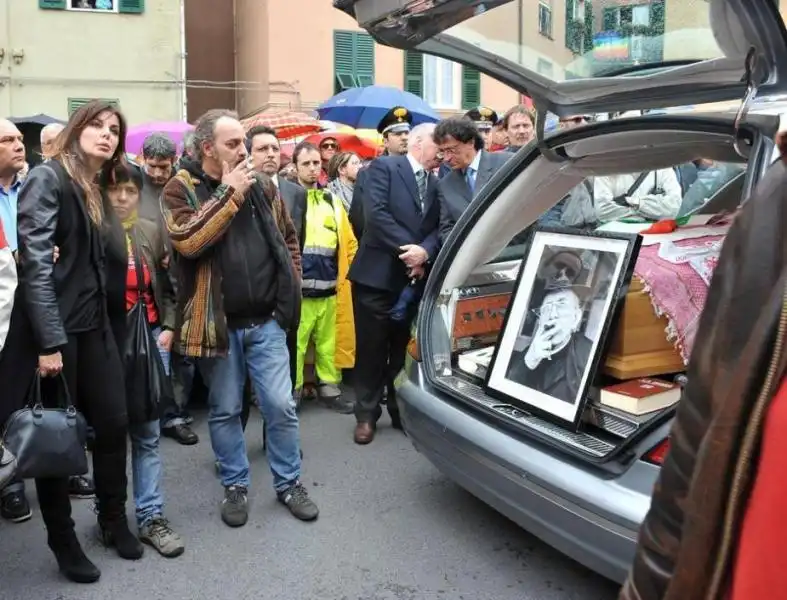 ALBA PARIETTI AI FUNERALI DI DON GALLO