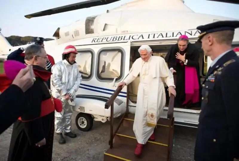 BENEDETTO XVI RATZINGER TORNA IN VATICANO 