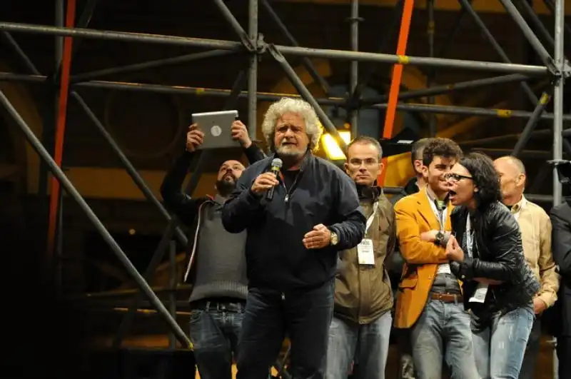 Beppe Grillo sul palco di piazza del popolo 