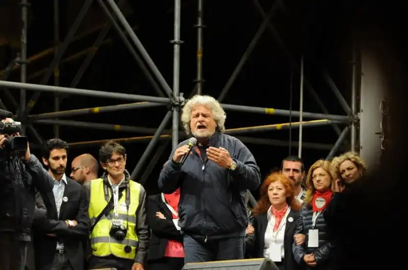 Beppe Grillo sul palco di piazza del popolo 