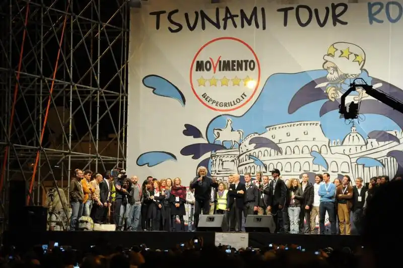 Beppe Grillo sul palco di piazza del popolo 