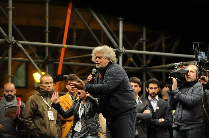 Beppe Grillo sul palco di piazza del popolo 