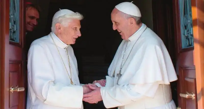 BERGOGLIO SALUTA RATZINGER AL SUO ARRIVO AL CONVENTO MATER ECCLESIAE DIETRO GEORG GANSWEIN 