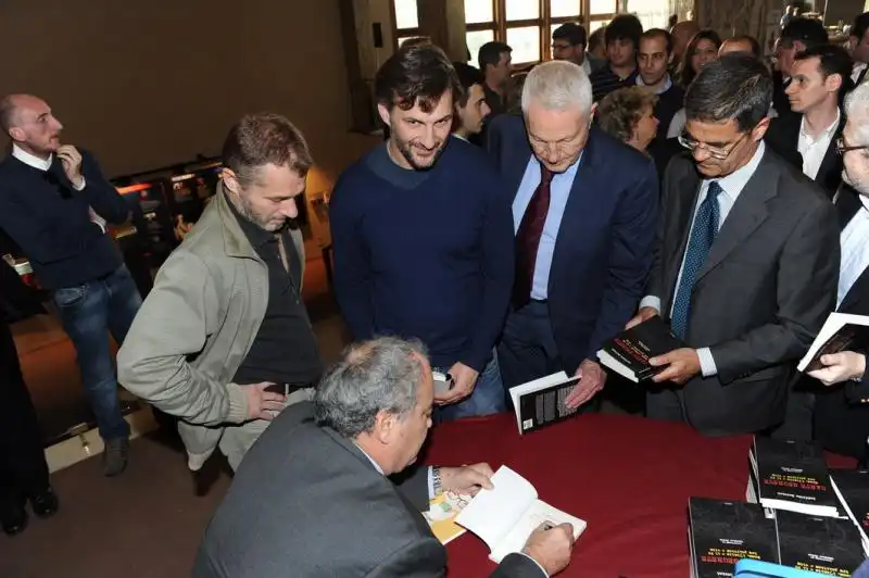 Bettini autografa il suo libro 