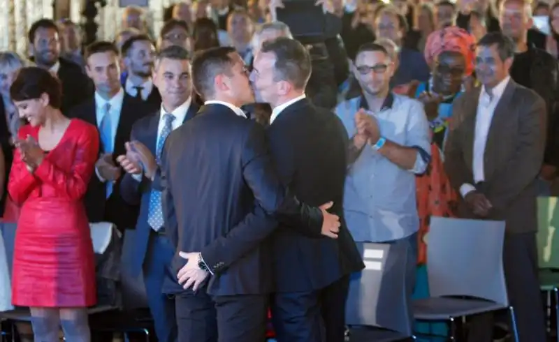 BRUNO E VINCENT NOZZE GAY IN FRANCIA 