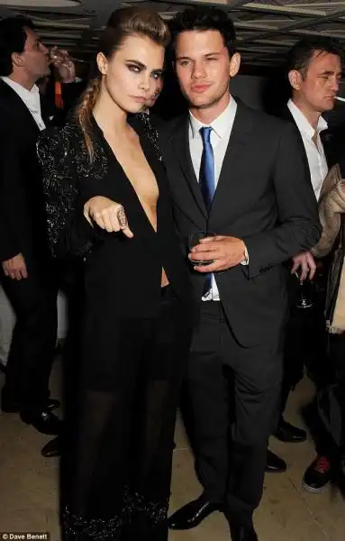 CARA DELEVINGNE E JEREMY IRVINE A CANNES 