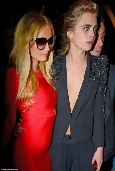 CARA DELEVINGNE E PARIS HILTON A CANNES 