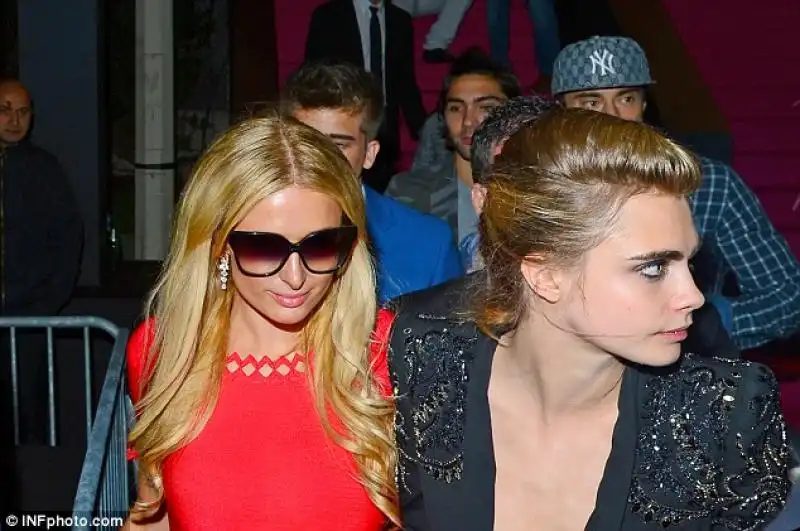 CARA DELEVINGNE E PARIS HILTON A CANNES 