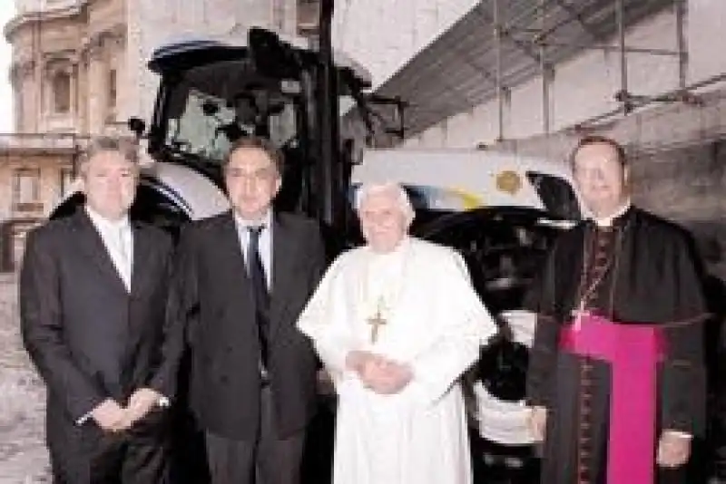 CARLO LAMBRO SERGIO MARCHIONNE PAPA RATZINGER E MONS JAMES HARVEY CON UN TRATTORE CASE NEW HOLLAND PRODOTTO A BASILDON 