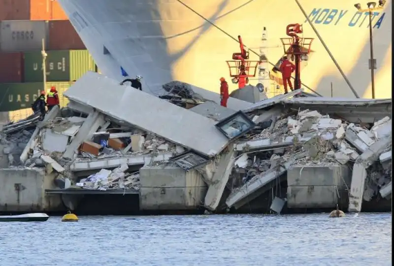 CROLLO DI UNA TORRE AL PORTO DI GENOVA 