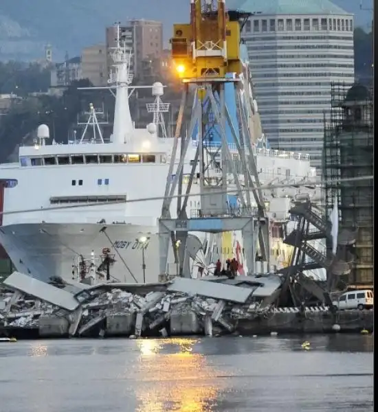 CROLLO DI UNA TORRE AL PORTO DI GENOVA 