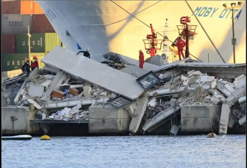 CROLLO DI UNA TORRE AL PORTO DI GENOVA 