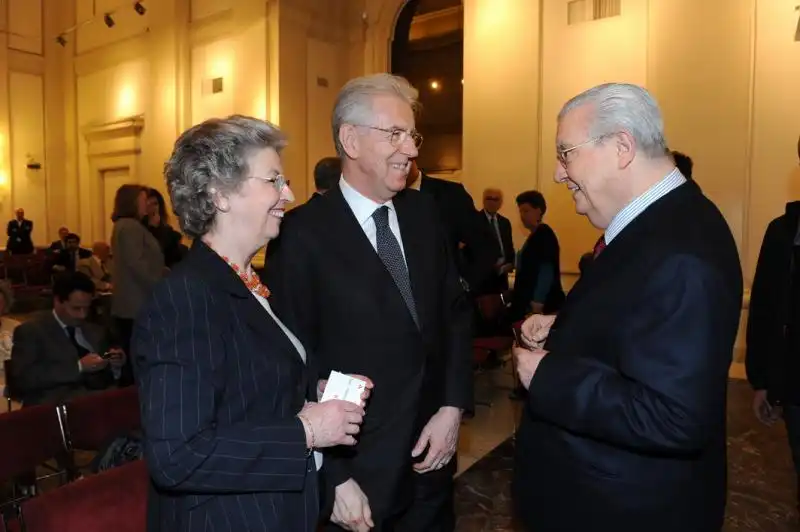 Elsa e Mario Monti con Gaetano Gifuni 