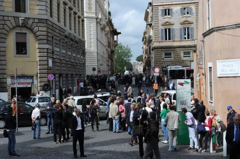 Folla in attesa del feretro di Andreotti 