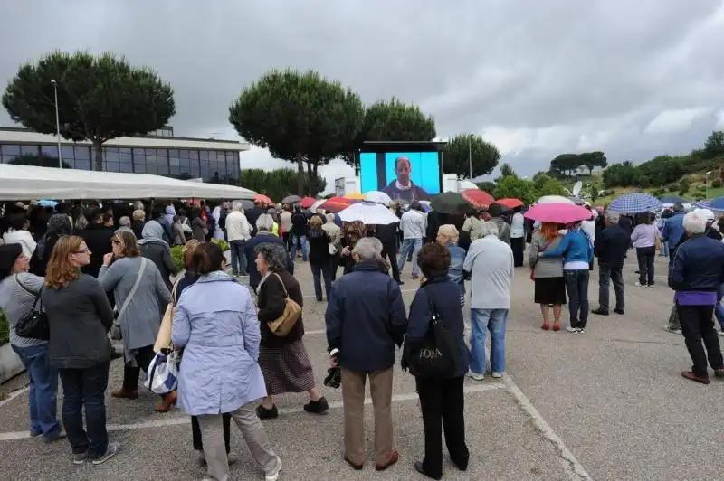 Folla fuori dalla chiesa 