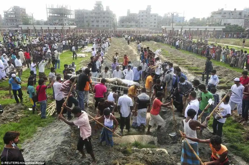 FOSSE COMUNI IN BANGLADESH DOPO IL CROLLO DI UN PALAZZO 