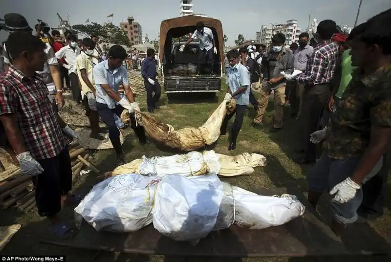 FOSSE COMUNI IN BANGLADESH DOPO IL CROLLO DI UN PALAZZO 