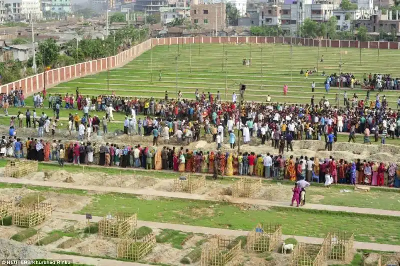 FOSSE COMUNI IN BANGLADESH DOPO IL CROLLO DI UN PALAZZO 