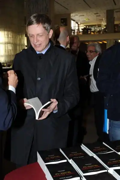 Gianni Cuperlo con il libro di Bettini 