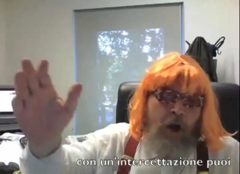 GIULIANO FERRARA CANTA CON LA PARRUCCA ROSSA IMITANDO ILDA BOCCASSINI 