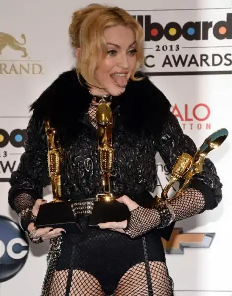 madonna fa la linguaccia 