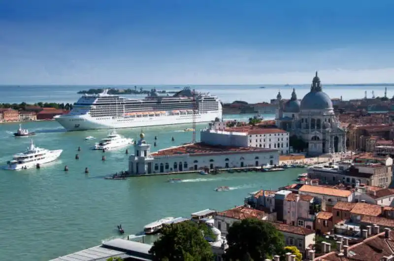 NAVE CROCIERA VENEZIA 