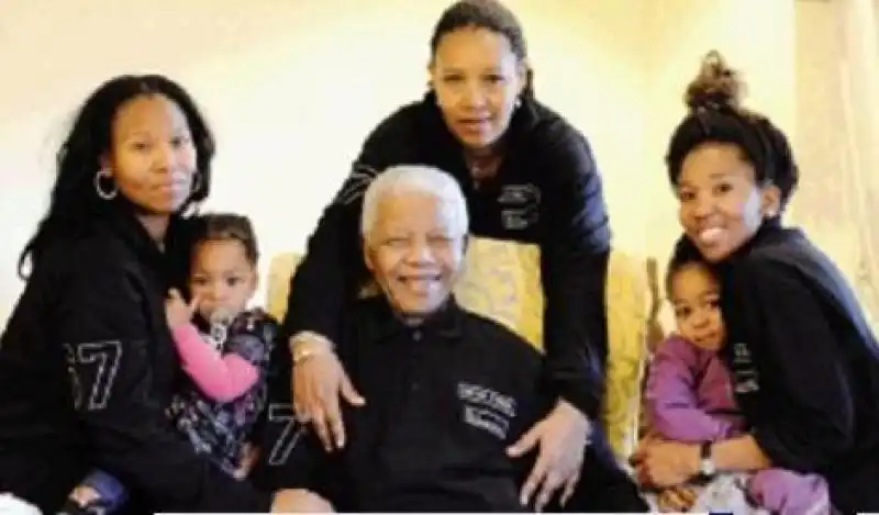 NELSON MANDELA E LE FIGLIE 
