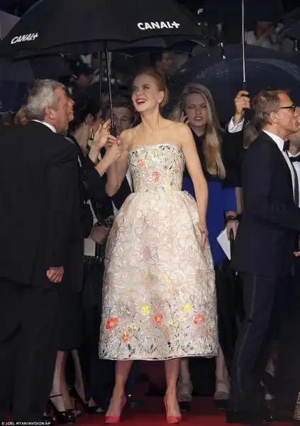 NICOLE KIDMAN SOTTO L OMBRELLO A CANNES 