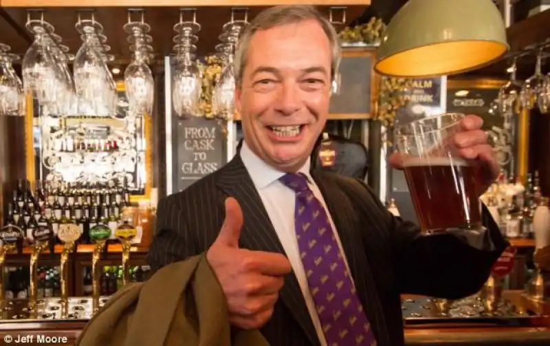 NIGEL FARAGE FESTEGGIA IL RISULTATO DELLUKIP ALLE ELEZIONI AMMINISTRATIVE 