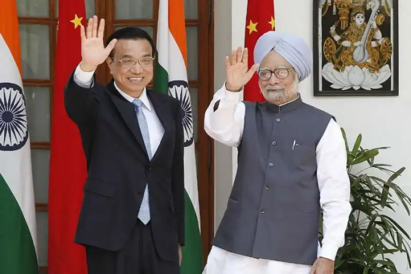 IL PREMIER CINESE li keqiang CON IL PREMIER INDIANO MANMOAN singh 