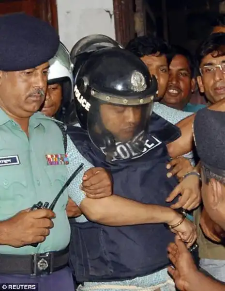 IL PROPRIETARIO DEL PALAZZO CROLLATO IN BANGLADESH SCORTATO DALLA POLIZIA 