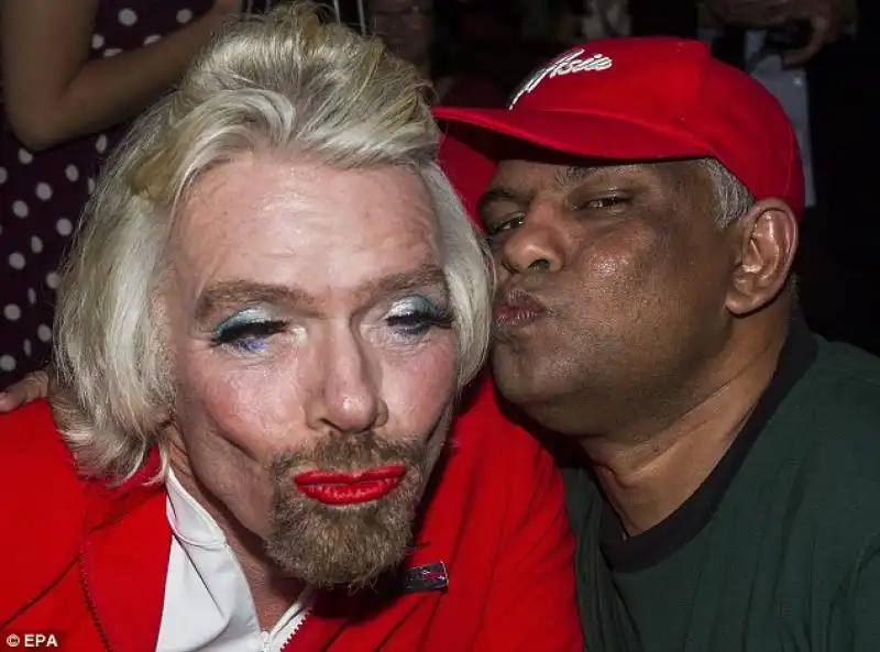 RICHARD BRANSON VESTITO DA HOSTESS 