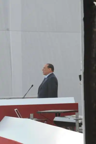 Silvio Berlusconi canta Fratelli d Italia 