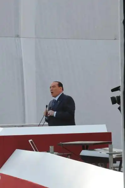 Silvio Berlusconi parla ai suoi militanti 