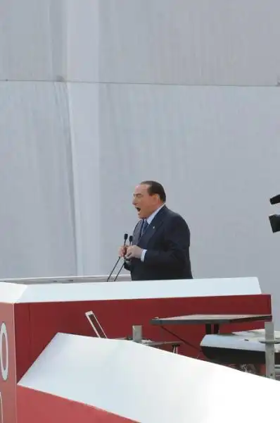 Silvio Berlusconi parla ai suoi militanti 