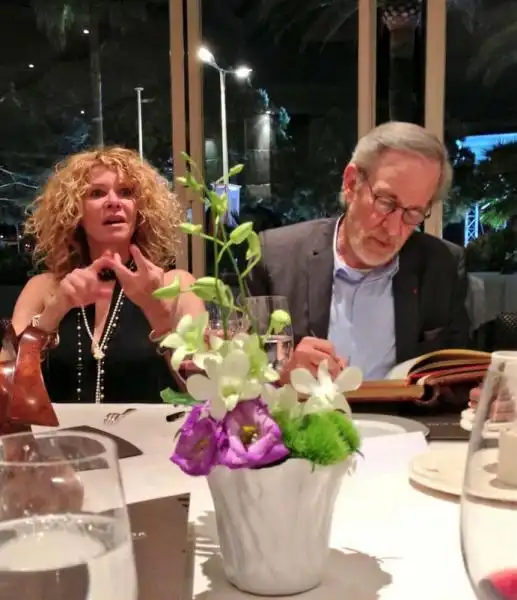 STEVEN SPIELBERG A CENA FOTO GILLES JACOB 