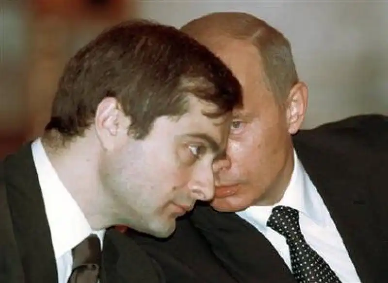 VLADISLAV SURKOV E VLADIMIR PUTIN 