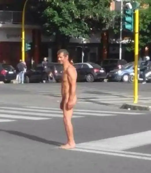 Uomo nudo Trastevere 